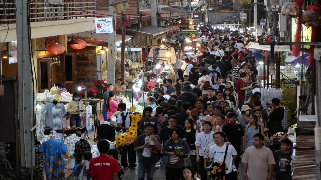 ส่งท้ายปี 66 เชียงคานแทบแตก คนทะลักครึ่งแสนแห่เที่ยว คาดเงินสะพัดร้อยล้าน