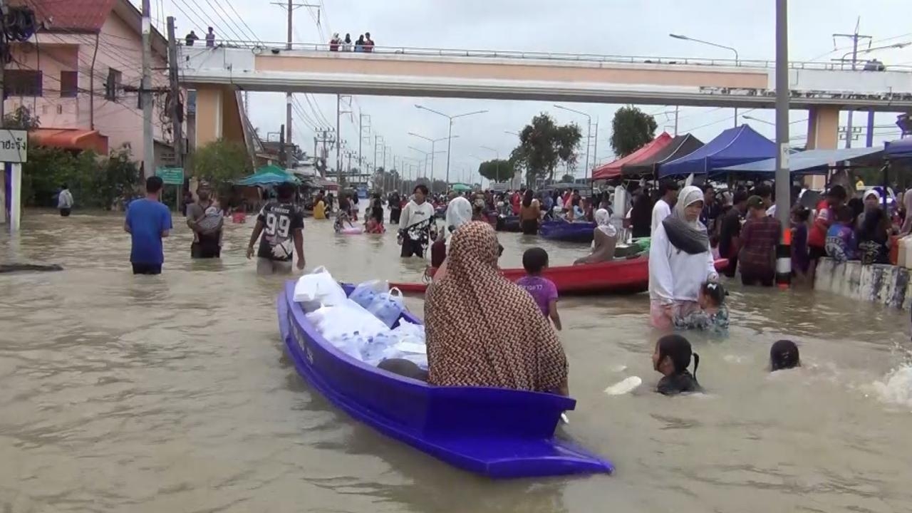 น้ำท่วมปัตตานีน้ำเริ่มลด เป็นโอกาสพ่อค้าแม่ค้า ตั้งแผงขายของโกยเงินคึกคัก 