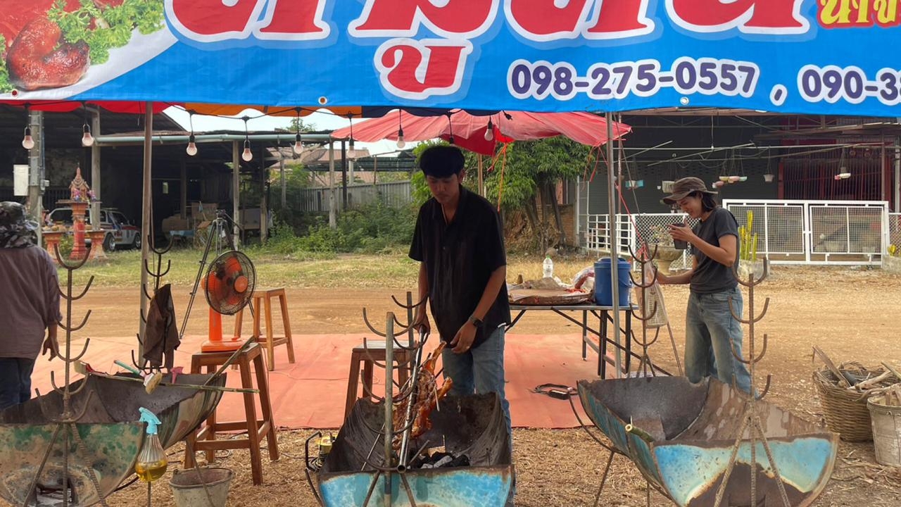 ร้านเด็ดริมถนน 304 ที่กบินทร์บุรี ขายหมูหันรับปีใหม่ เริ่มต้นตัวละ 1 พันบาท 