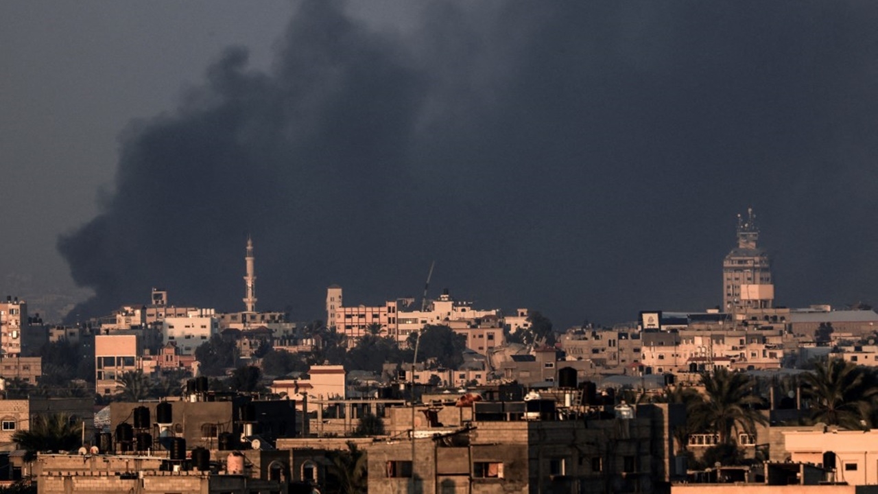 อิสราเอลโจมตีเมืองราฟาห์ ดับ 20 ศพ ทารกติดใต้ซากตึกรอดปาฏิหาริย์