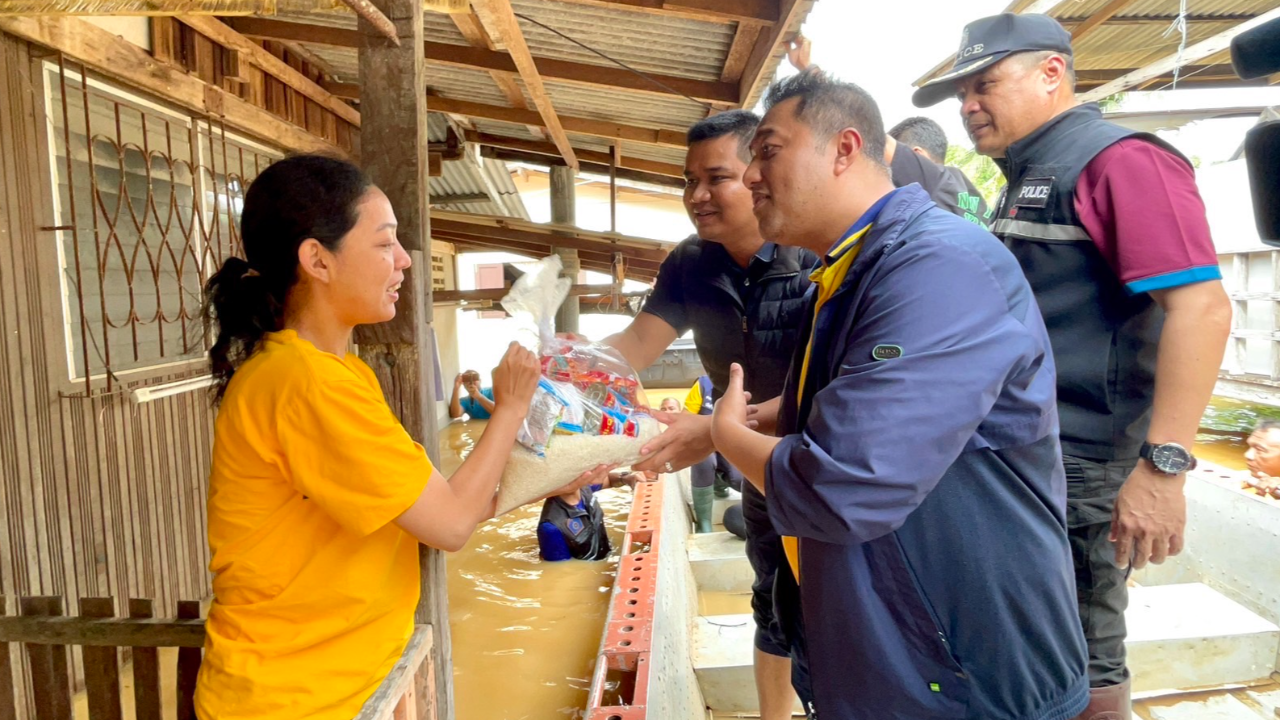 “ราเมศ” เผย หัวหน้า ปชป.ส่ง ”ชัยชนะ-สุรินทร์” ช่วยน้ำท่วมภาคใต้