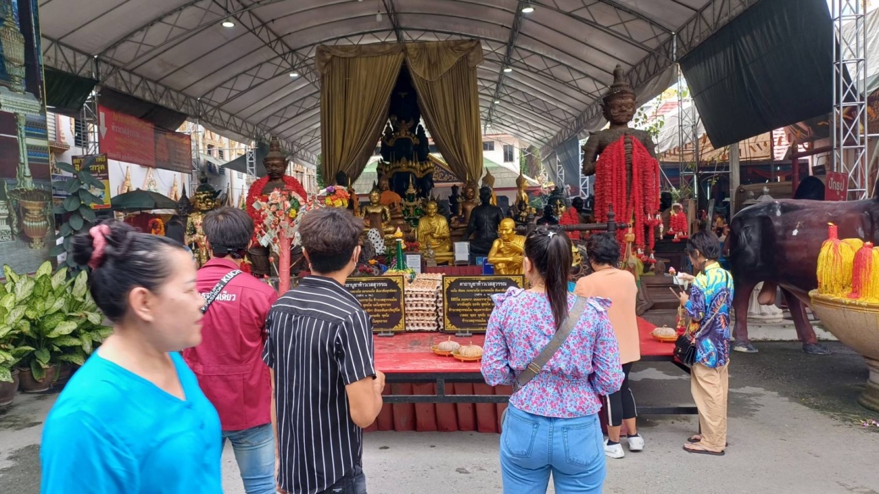 เจ้าของธุรกิจเรือเที่ยว มาขอโชค "ท้าวเวสสุวรรณ" ยิ้มหวานได้ "เลขเด็ด" ลุ้นรวย