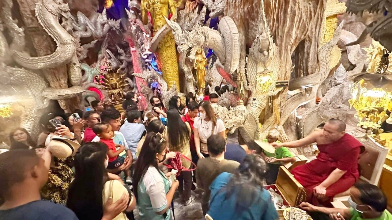 นักท่องเที่ยวแห่ชม "ถ้ำพญานาค" พร้อมทำบุญขอพร "ส่งท้ายปีเก่า ต้อนรับปีใหม่"