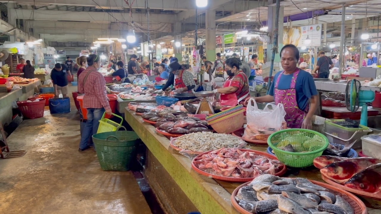 ชัยนาท ตลาดสดเงียบเหงา แม่ค้าบ่นอุบยอดขายตกฮวบ แม้เป็นวันส่งท้ายปีเก่า