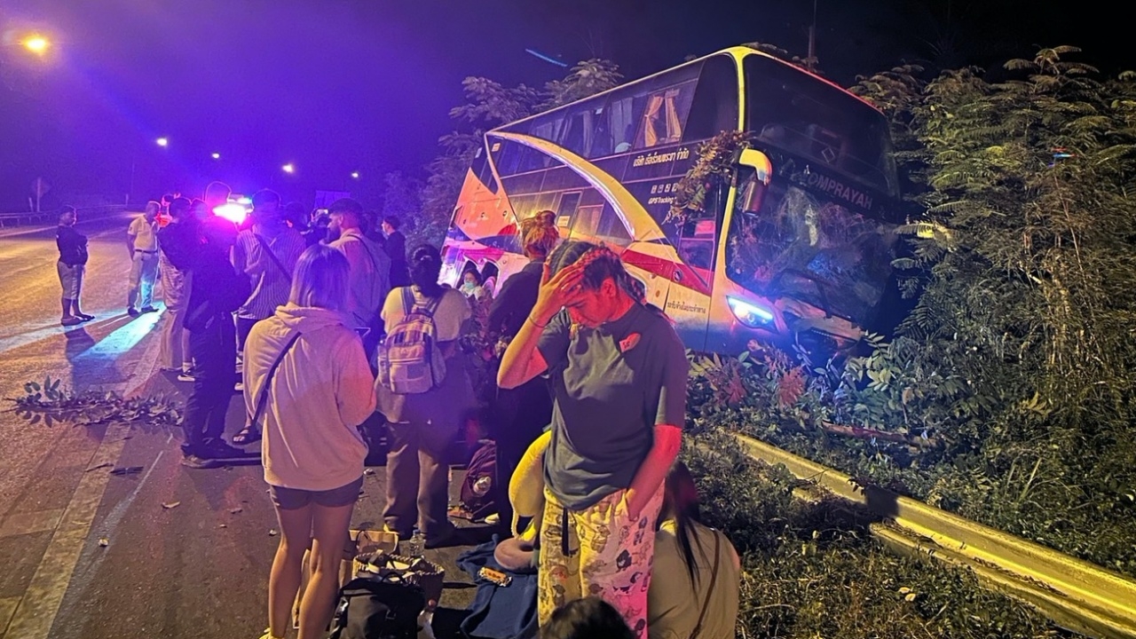 หวิดเศร้าอีก รถทัวร์แซงไม่พ้นบนเขาโพธิ์ ตกถนนชนต้นมะฮอกกานี เจ็บ 4