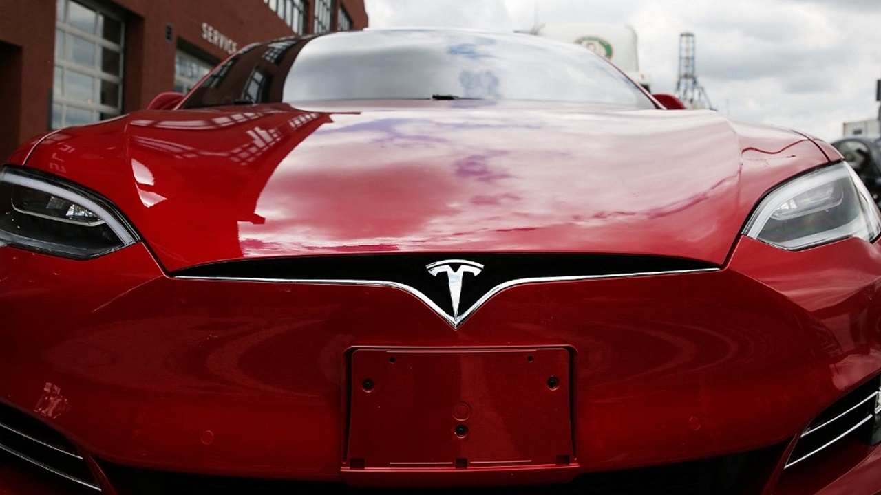 Tesla เรียกคืนรถ 2 ล้านคันในสหรัฐฯ ระบบออโต้ไพลอตมีข้อบกพร่อง