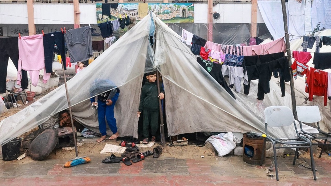 ฝนตก-น้ำท่วมเต็นท์ ซ้ำเติมผู้พลัดถิ่นกาซา หวั่นถูกผลักดันไปอียิปต์