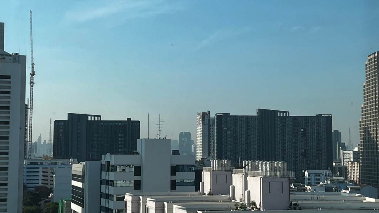 กทม. เช้านี้ค่าฝุ่น PM 2.5 มีแนวโน้มลดลง แต่ยังเกินมาตรฐาน 15 พื้นที่