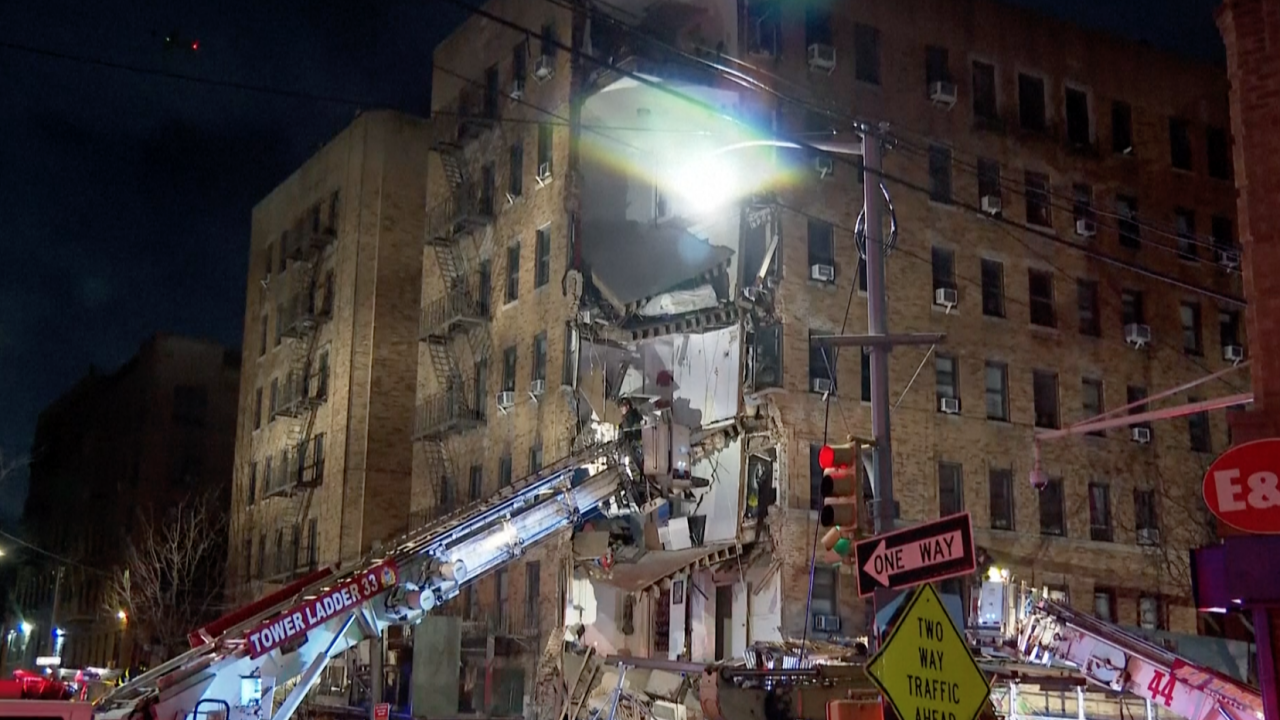 สุดระทึก มุมอาคาร 6 ชั้นพังถล่มทั้งแถบในนิวยอร์ก กู้ภัยเร่งค้นหาผู้ติดภายใน