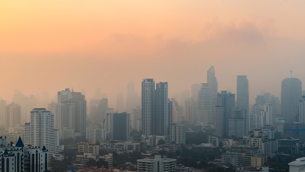 ฝุ่น PM 2.5 หายนะทางสังคม-ความเสียหายทางเศรษฐกิจ เมื่อประเทศเสียโอกาส ขณะคนยิ่งจน ยิ่งกระทบ