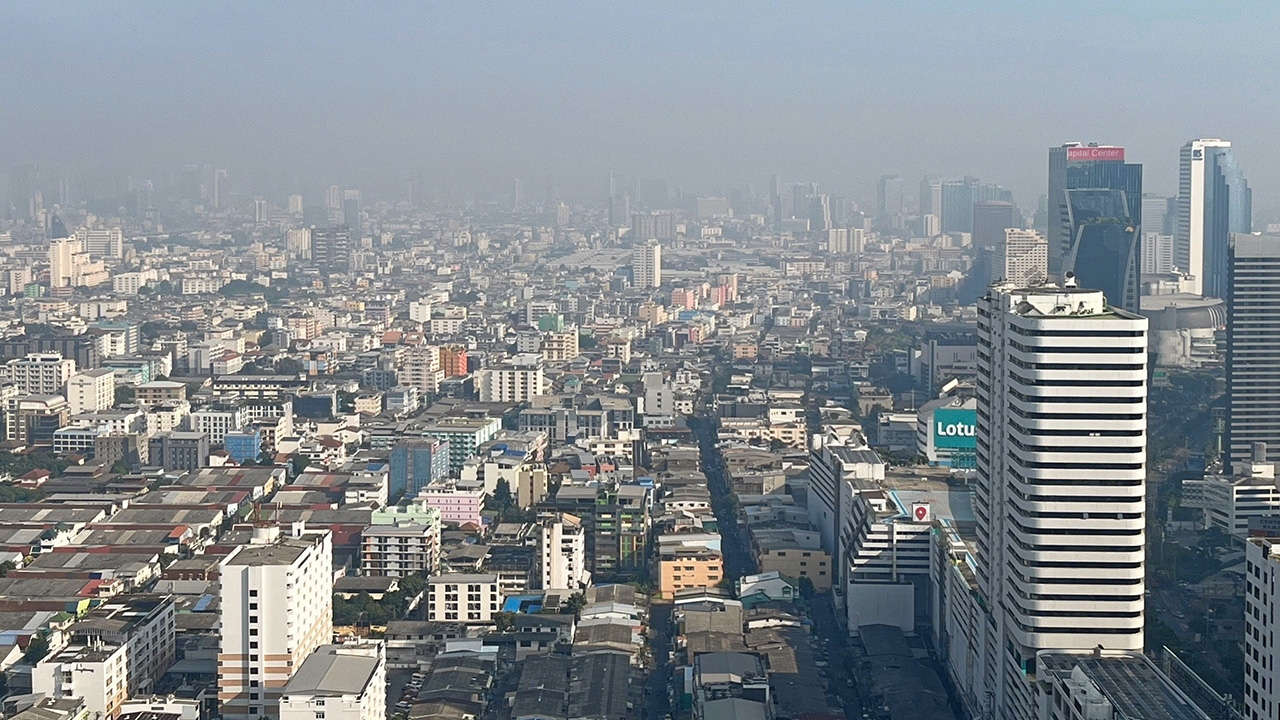 กทม.ให้โรงเรียนติดธงแจ้งฝุ่น ปิดเรียนตามเกณฑ์-เดินหน้าห้องปลอดฝุ่น