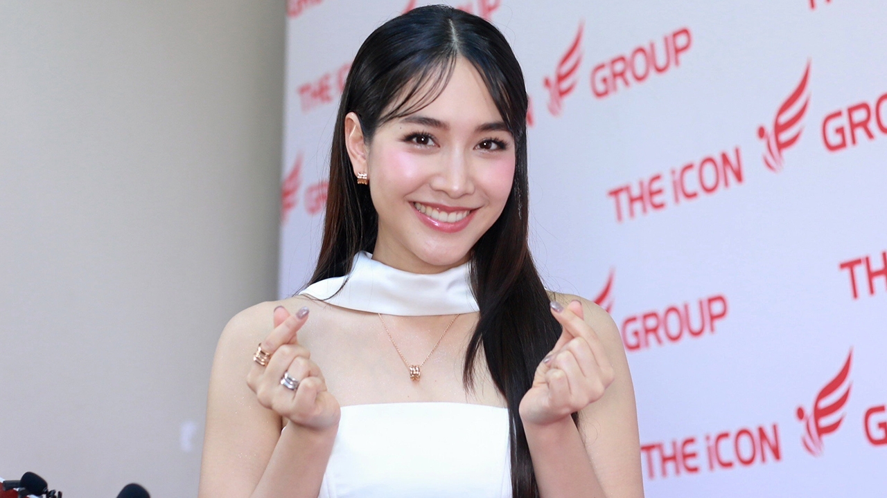 "มิน พีชญา" โชว์นิ้วนางข้างซ้ายว่าง ทำเล็บรอแหวน กลืนน้ำลายเพื่อนเป็นแฟนได้
