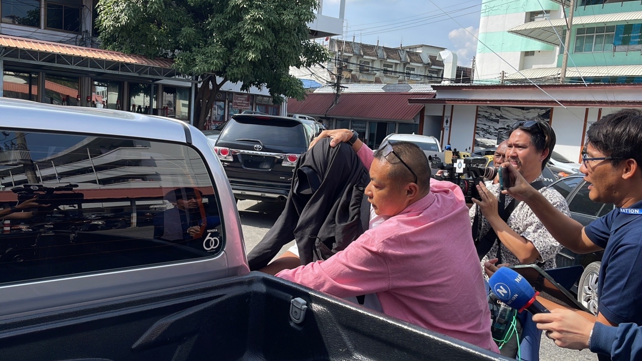 สายตำรวจสืบจังหวัดปทุมธานี มอบตัวหลังโดนหมายจับคดีรีดเงิน PR สาว ปฏิเสธบางข้อหา
