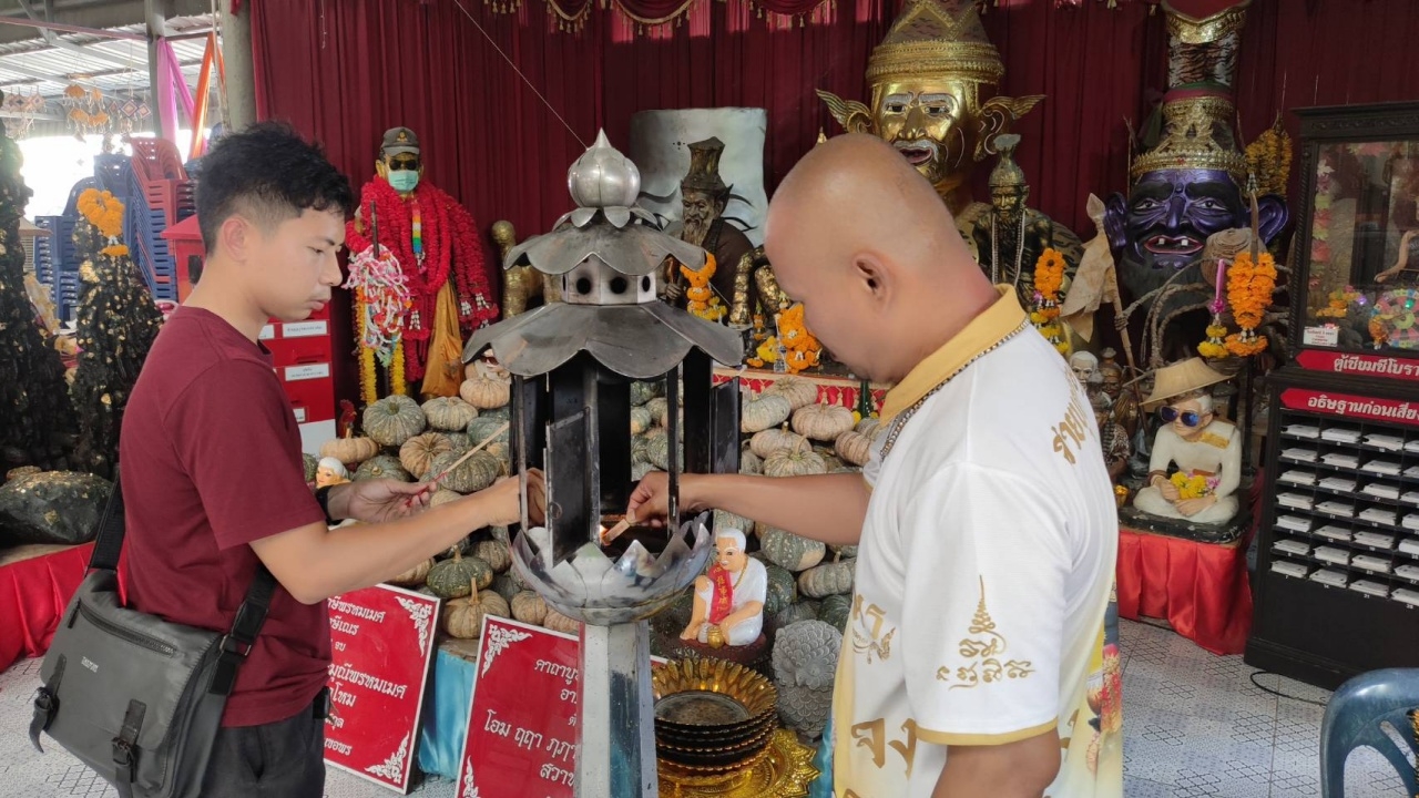 เจ้าของเพจล่าท้าผี มาขอพร "ปู่ฤาษีพรหมเมศ" ไม่ลืมนำ "เลขธูปมงคล" ไปเสี่ยงดวง