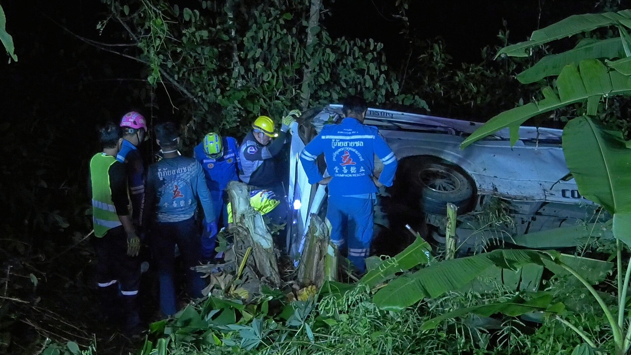 รถตู้รับนทท.ชนสยอง อินเดียดับ 2 ศพ เจ็บอีก 5 คน เสยท้าย 10 ล้อพุ่งตกข้างทาง