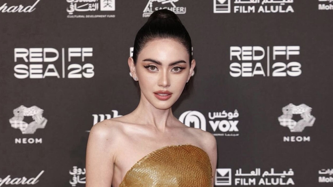 ต่างชาติตะลึง ใหม่ ดาวิกา ปรากฏตัวในงานหนังระดับโลก ใส่ชุดสีทองโดดเด่นมาก