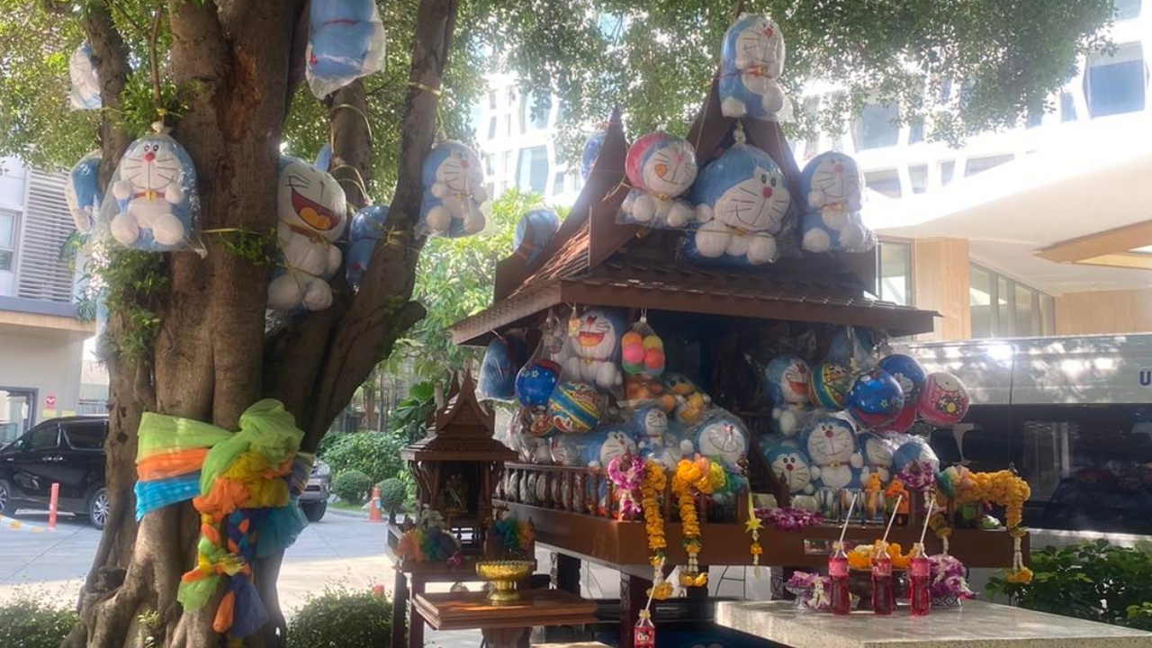 "สถานทูตญี่ปุ่น" ยังมาชม ศาลเจ้าในไทย หลังคนแห่ถวายตุ๊กตา "โดราเอมอน"