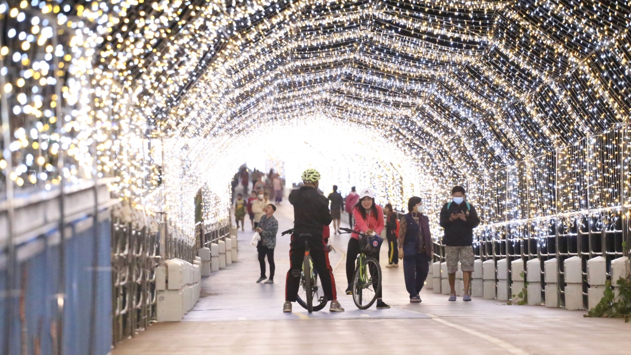 มาแล้วอุโมงค์ไฟเลียบน้ำโขงนครพนม ยาวเกือบ 500 เมตร ต้อนรับ นทท.ส่งท้ายปี 66