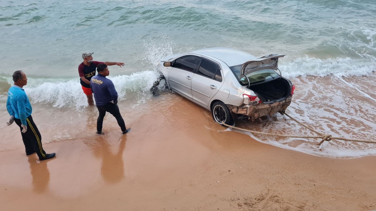 สาวทำเสียว ขับเก๋งทะลุเขื่อนลงทะเล ชาวบ้านถามทำไมไม่เหยียบเบรก