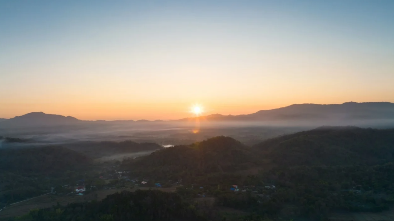 สภาพอากาศวันนี้ ตอนบนเย็นลง-มีลมพัดแรง ใต้ฝนหนัก ทะเลคลื่นสูง 2 ม.