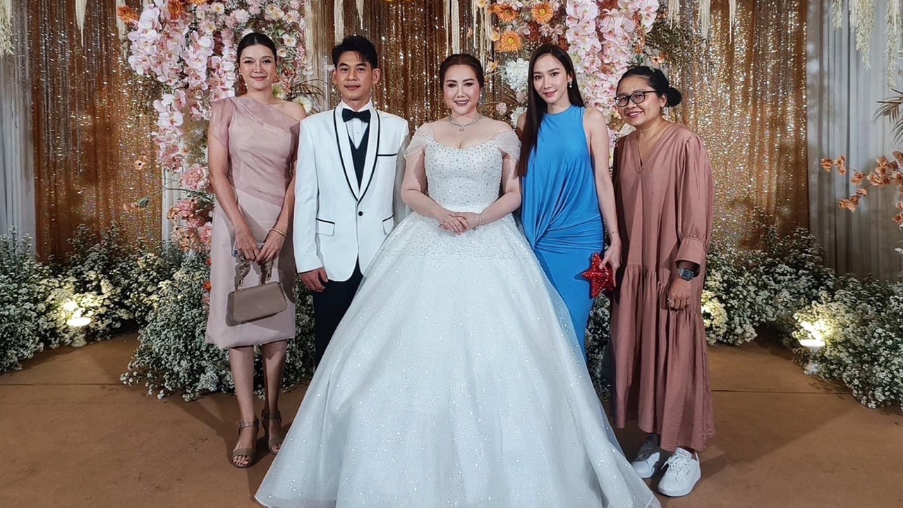 แฟนละครเพลิงพระนางเฮ!  อั้ม พัชราภา ร่วมพิธีวิวาห์ ดารารุ่นใหญ่ กับแฟนรุ่นน้อง