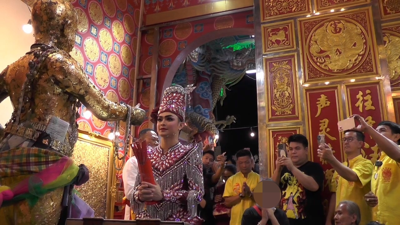 พระเอกลิเกดัง ร่วมงานบุญศาลเจ้าประจำปี คอหวยไม่ลืมส่อง "เลขเด็ด" ลุ้นโชค