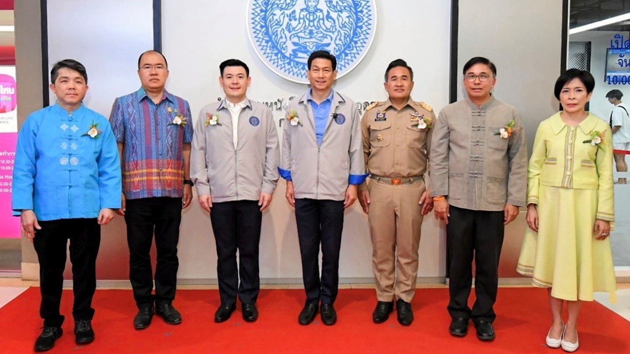 ปานปรีย์ พหิทธานุกร เปิดตัวเครื่องรับคำร้องขอหนังสือเดินทางแบบบริการตัวเอง