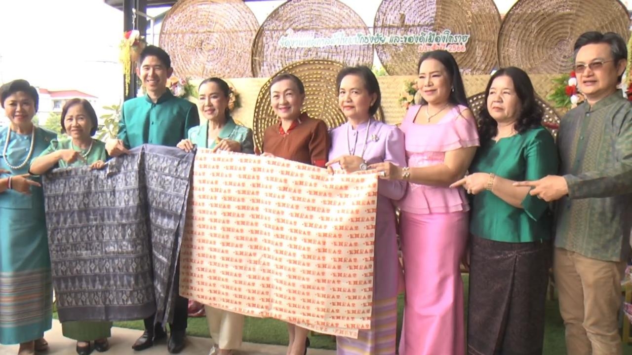 เปิดตัว "ผ้าไหมลวดลายโคราชโมโนแกรม" สานกระแสกางเกงแมว ในงานเทศกาลผ้าไหมปักธงชัย