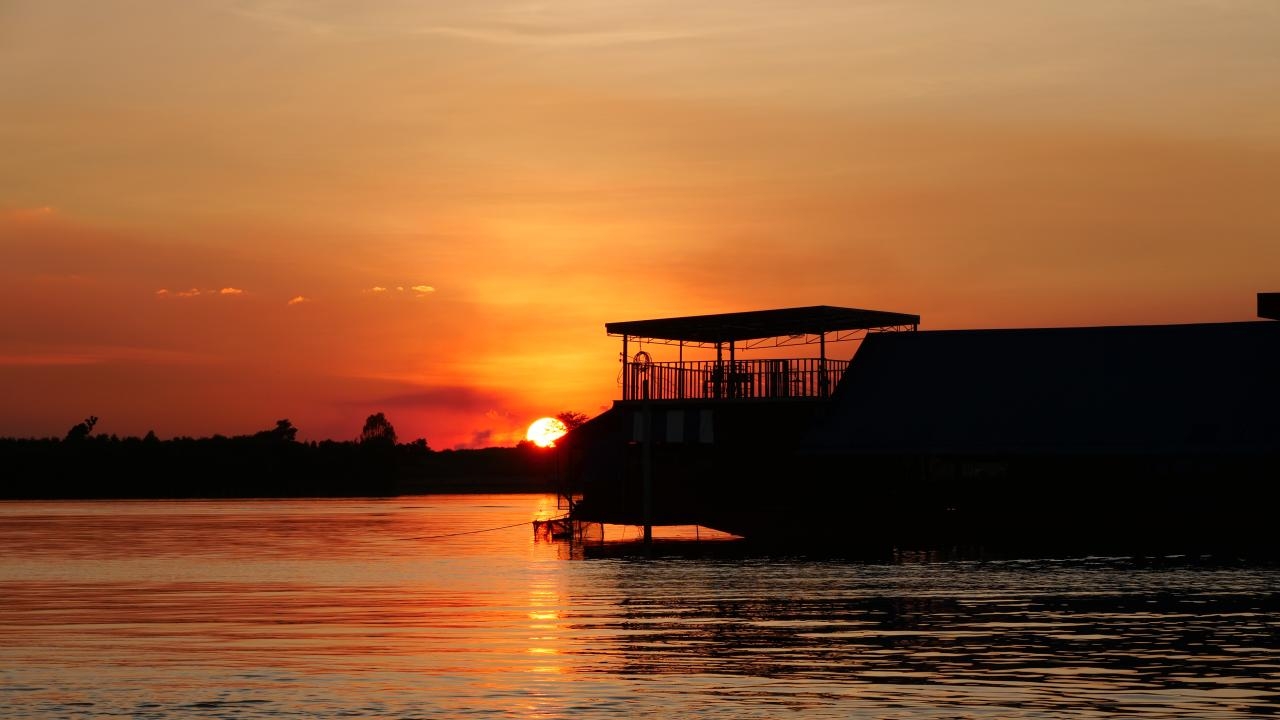 เที่ยวกาฬสินธุ์ล่องแพกินกุ้งก้าม ชมอาทิตย์ตกดินที่เขื่อนลำปาวอันซีนทะเลอีสาน