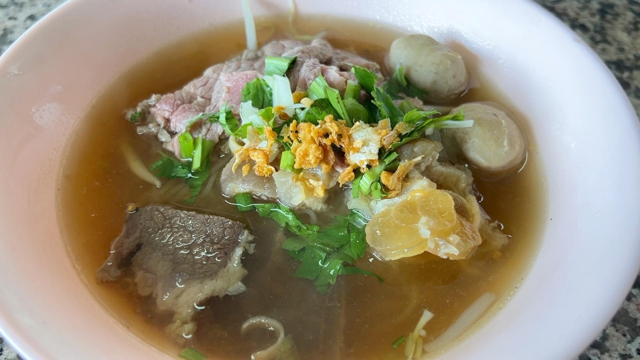 แนะนำร้านมิชลิน บิบ กูร์มองด์ "เฝอท่าบ่อ" อร่อยเด็ด ตำนานคู่เมืองขอนแก่นกว่า 40 ปี