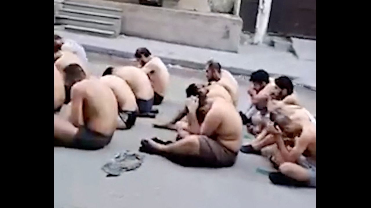 อิสราเอลอ้าง ภาพกลุ่มชายถูกจับแก้ผ้า-ปิดตา คือสมาชิกกลุ่มฮามาส