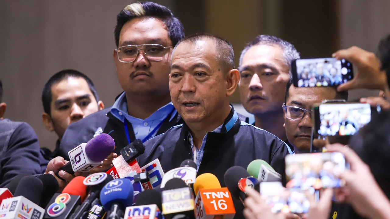 "เฉลิมชัย" ปัด กลับกลอก รับตำแหน่งหัวหน้า ปชป.หลังประกาศเลิกเล่นการเมือง