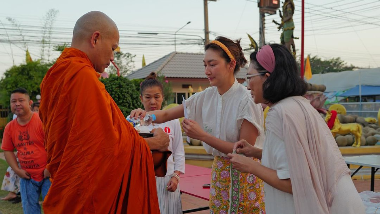 แพนเค้ก เขมนิจ ใส่บาตร พระหมี แฟนคลับแห่อนุโมทนาบุญ