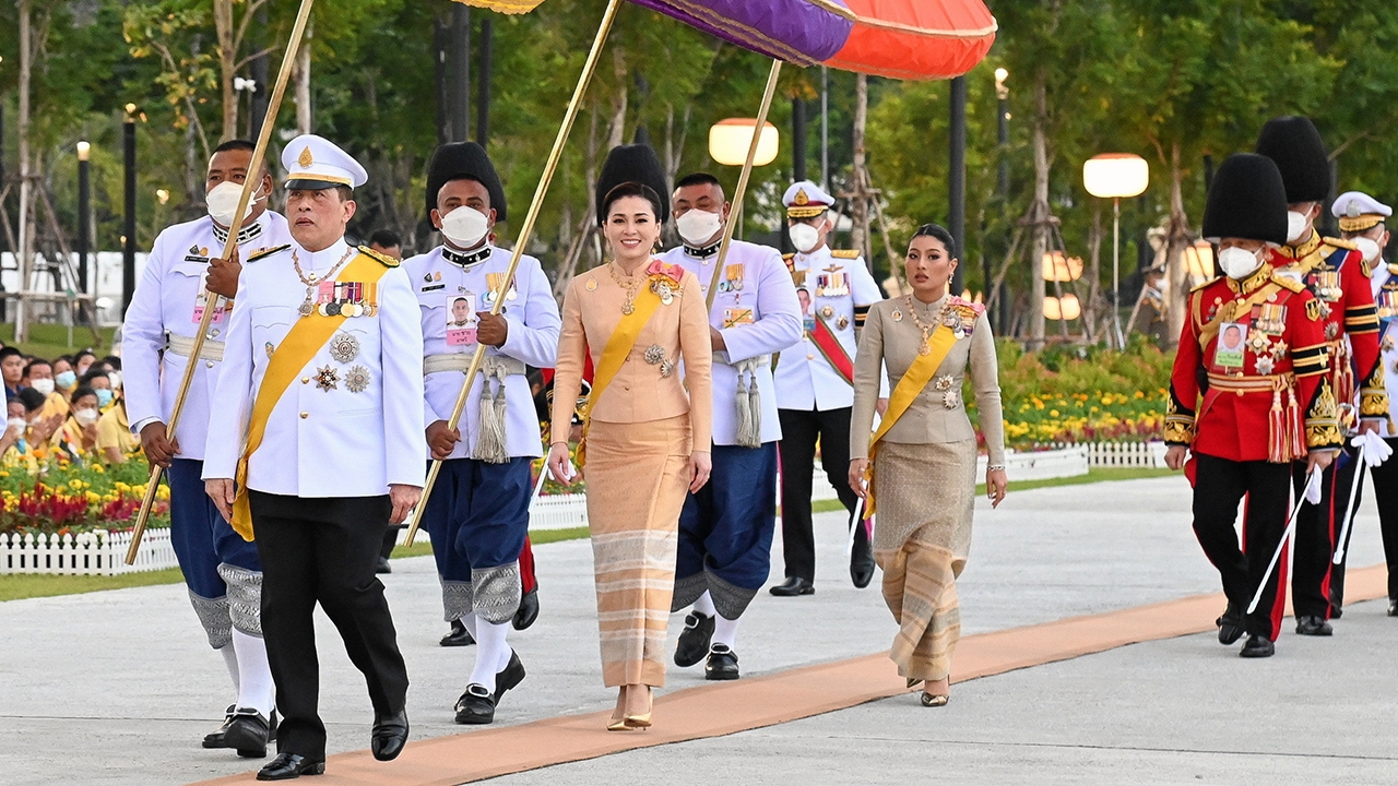 The King and Queen paid their respects to King Rama IX, the Prime Minister led the people to make merit, and “Than On” went to pay respects to His Majesty the King.