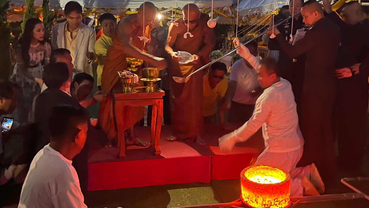 คนนับพันร่วมบุญใหญ่ เททองหล่อพระศรีอริยเมตไตรย พระบรมรูปในหลวง ร. 9  