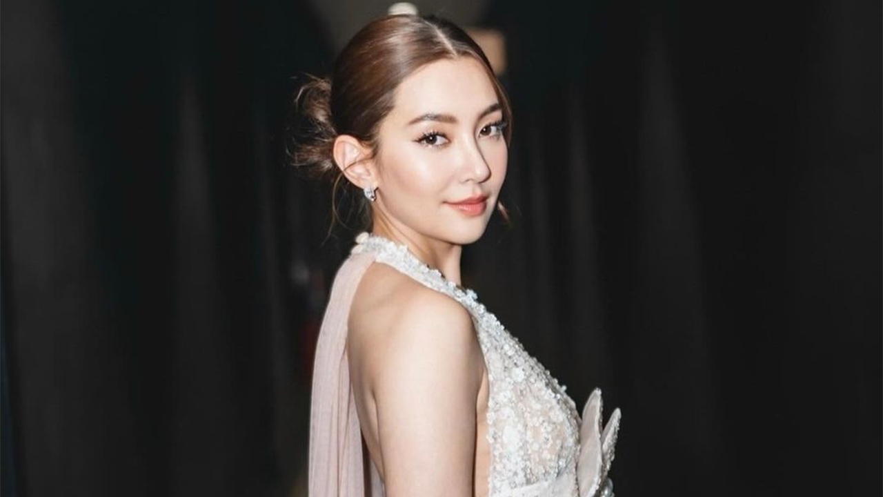สวยและรวยมาก! เมื่อเห็น "เบลล่า-ราณี" ขับรถสปอร์ตหรูมางานแจกปฏิทินช่อง 3 ทำแฟนๆแตกตื่น