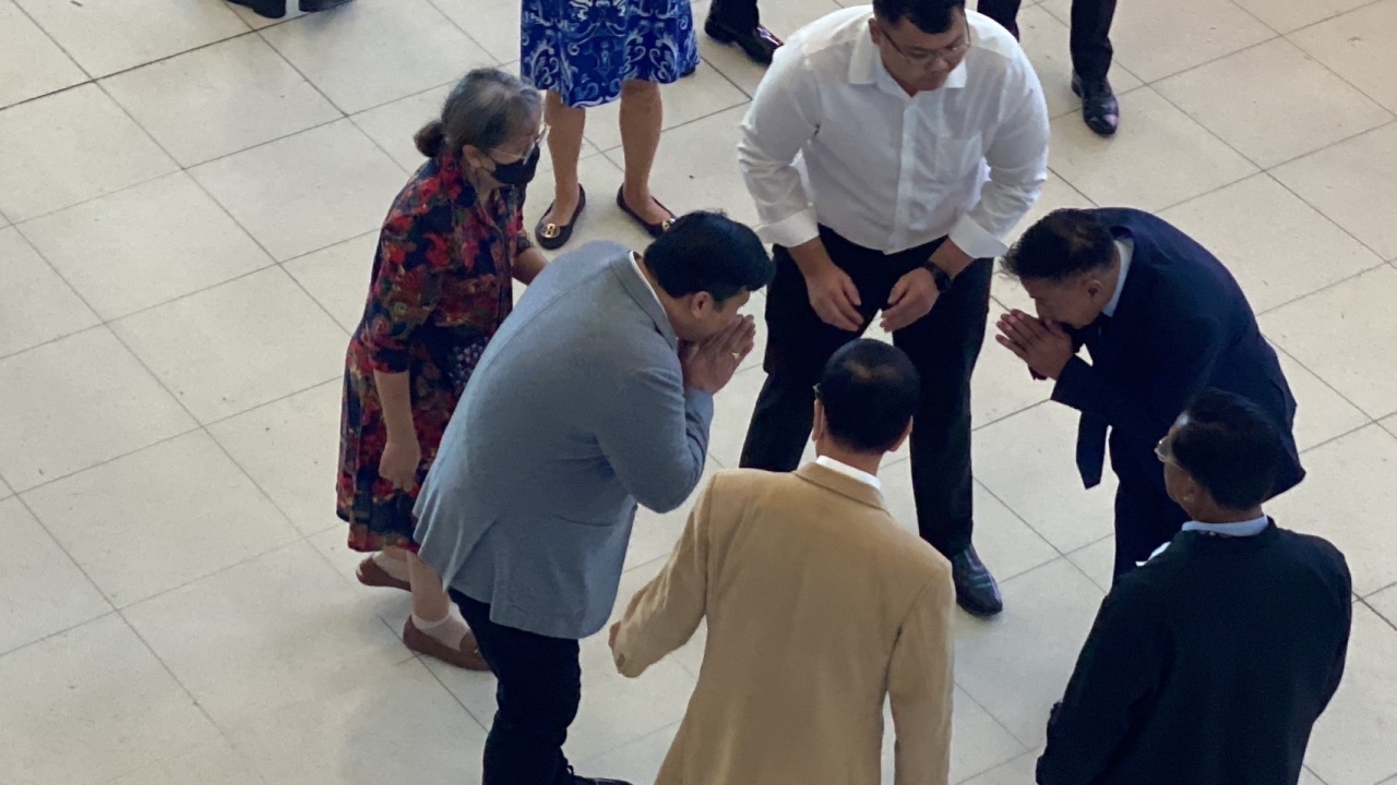 "ท่านอ้น" ถึงไทยแล้ว พร้อมทักทายประชาชนที่มาต้อนรับ