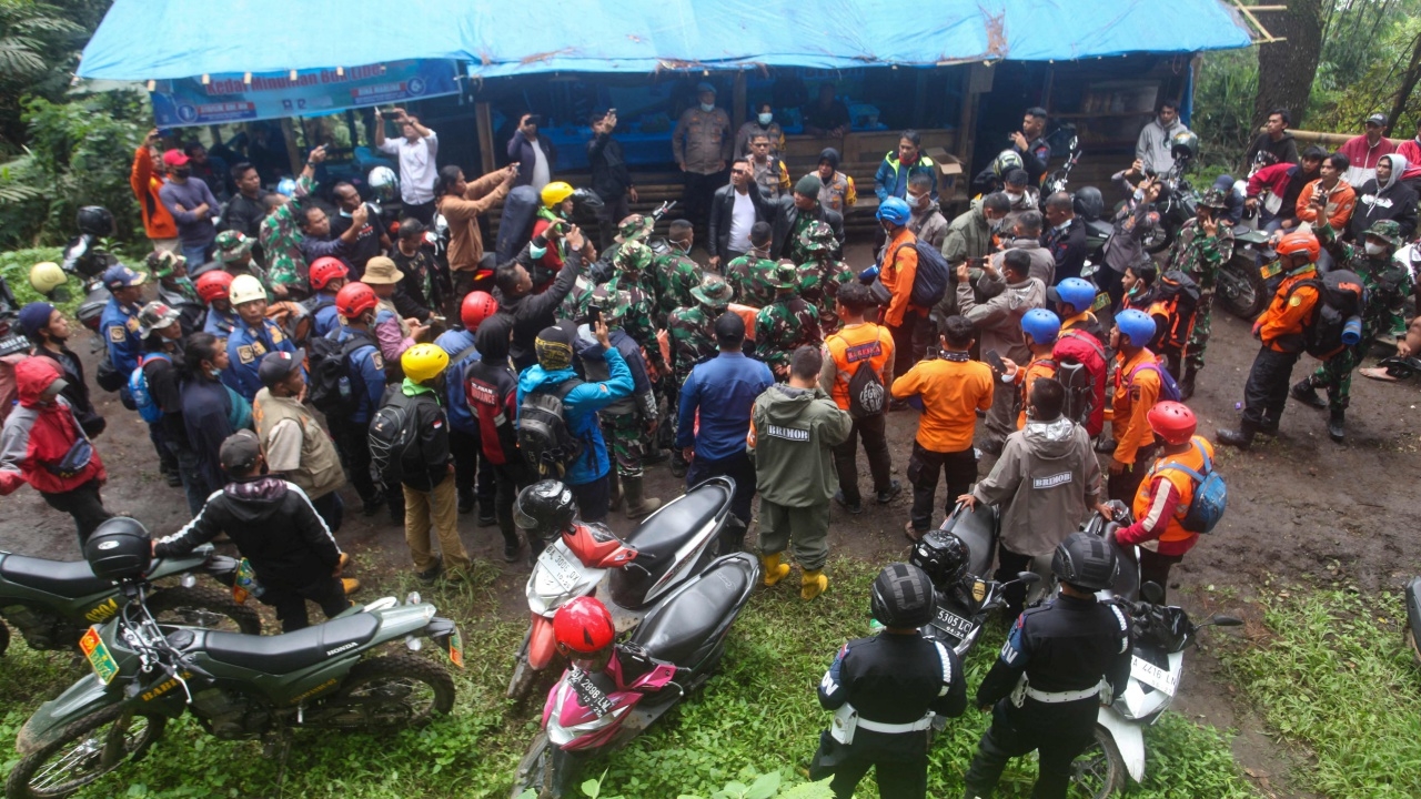 กู้ภัยแข่งกับเวลา เร่งค้นหา 12 ชีวิตที่สูญหายจากการปะทุของภูเขาไฟมาราปี