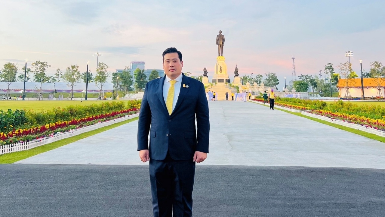 "ท่านอ้น" เข้าสักการะพระบรมราชานุสาวรีย์ ร.9 ที่อุทยานเฉลิมพระเกียรติฯ เขตดุสิต