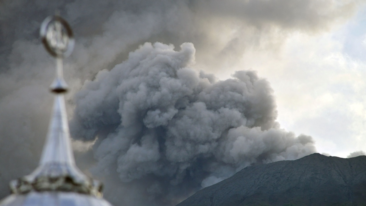 นาทีภูเขาไฟมาราปีปะทุสุดน่ากลัว กู้ภัยพบร่าง 11 นักปีนเขาดับสลดแล้ว (คลิป)