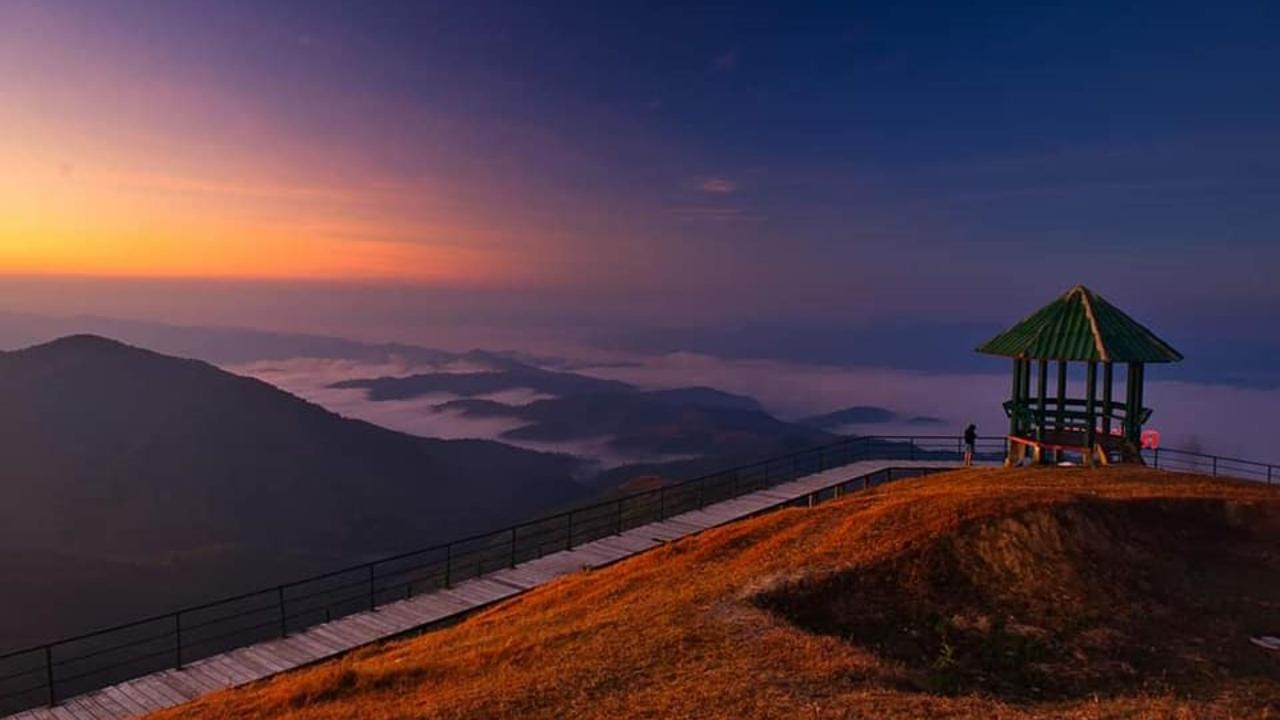 ชาวบ้านอุมดาเหนือ ช่วยกันซ่อมบันไดดินขึ้นดอยพุ่ยโค ต้อนรับนักท่องเที่ยวหน้าหนาว