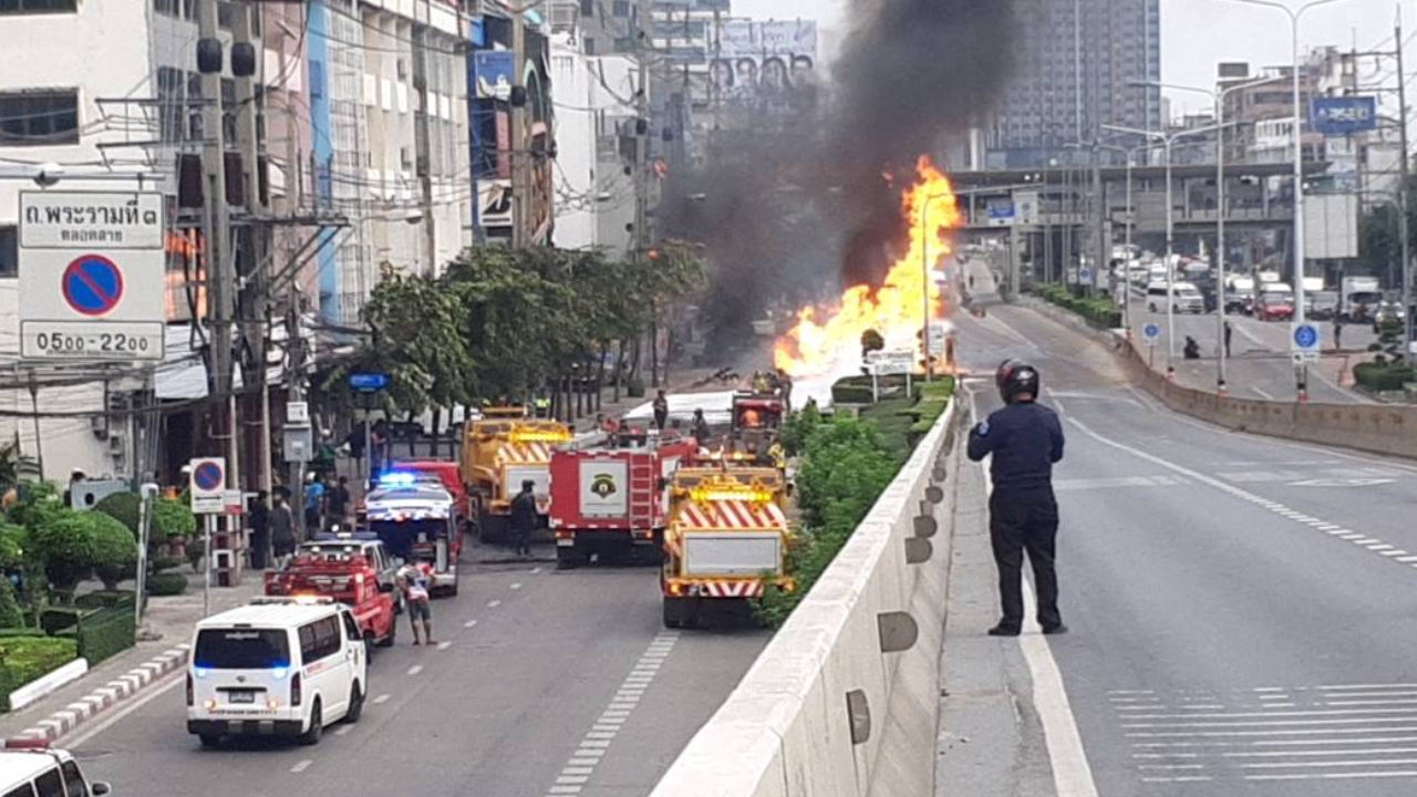 เกิดเหตุเพลิงไหม้รถบรรทุกแก๊ส เชิงสะพานพระรามที่ 3 เจ็บ 2 ราย