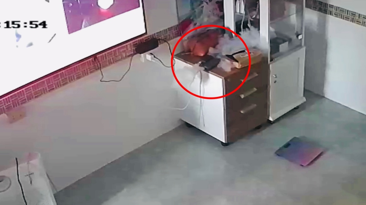 อุทาหรณ์ พาวเวอร์แบงก์ระเบิด สาวเล่านาทีไฟลุก เสียงดังคล้ายจุดพลุ (คลิป)