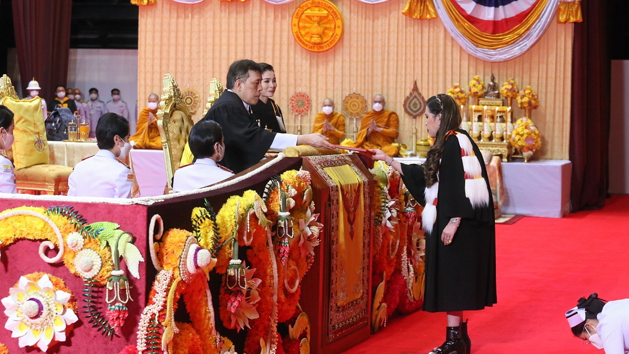 “ในหลวง-พระราชินี” พระราชทานปริญญาบัตร มหาวิทยาลัยธรรมศาสตร์