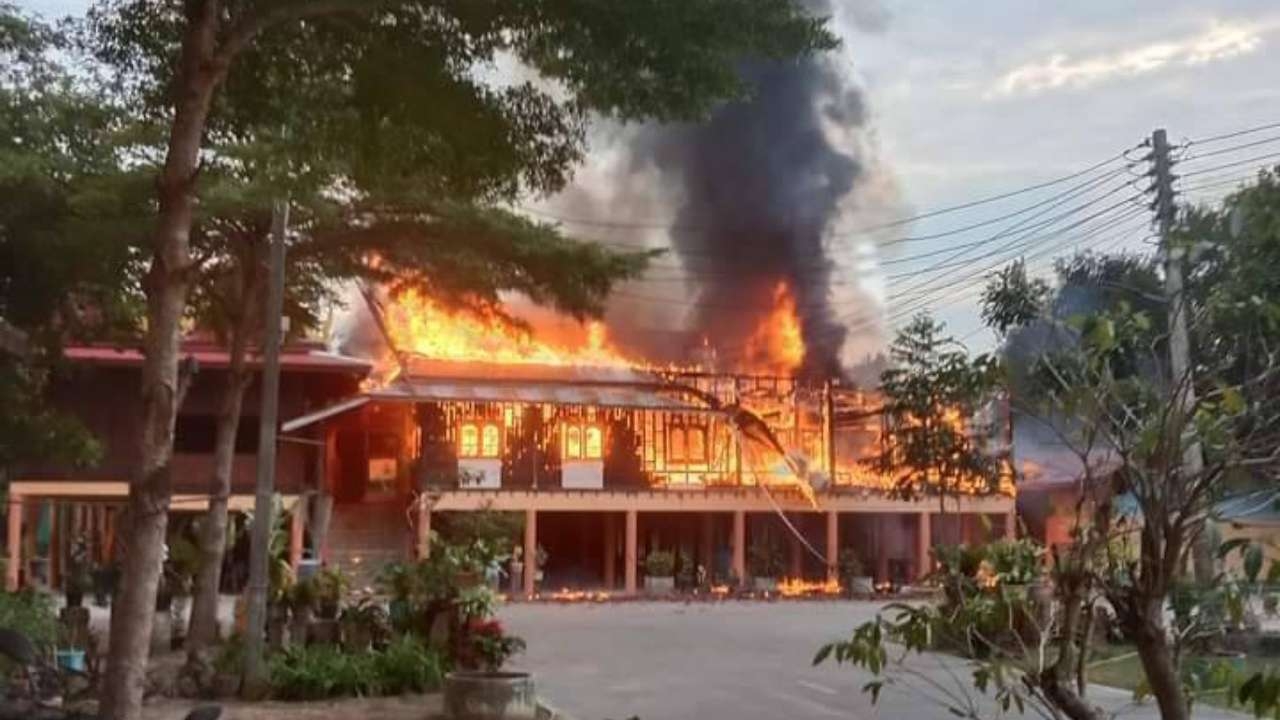 ไฟไหม้วัดหนองขาม กุฏิ หอฉัน ถูกวอดทั้งหลัง คาดเกิดจากไฟฟ้าลัดวงจร