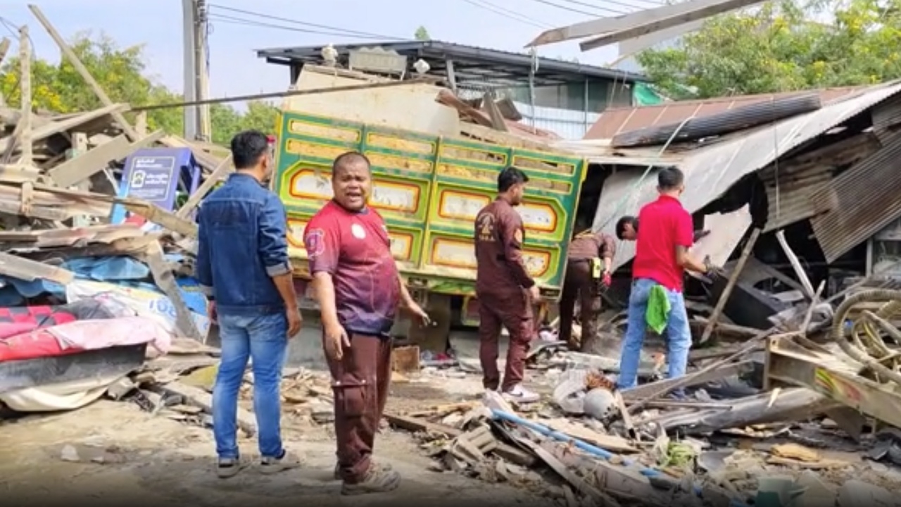 ช่างซ่อมรถดับสลด นั่งกินข้าวในร้านตามสั่ง ถูกสิบล้อขนดิน 40 ตัน พุ่งชน