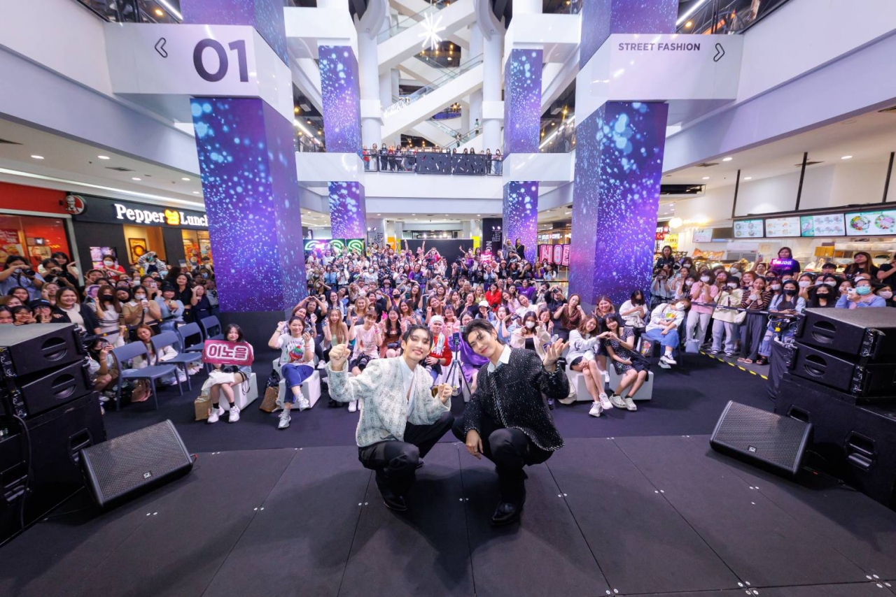 หล่อใจละลาย บอส-โนอึล ทำแฟนคลับกรี๊ดลั่น มาให้กำลังใจกันล้นห้าง