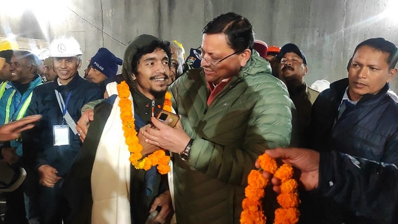 อินเดียเฮลั่น ช่วยคนงาน 41 ชีวิต ได้ครบทุกคน หลังติดในอุโมงค์ 17 วัน