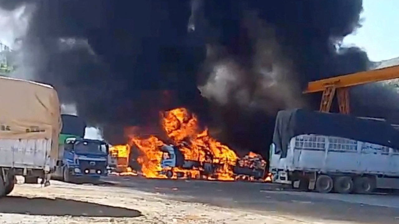 เหตุปะทะในพม่าทำรถบรรทุกสินค้าเสียหายมากกว่า 100 คัน