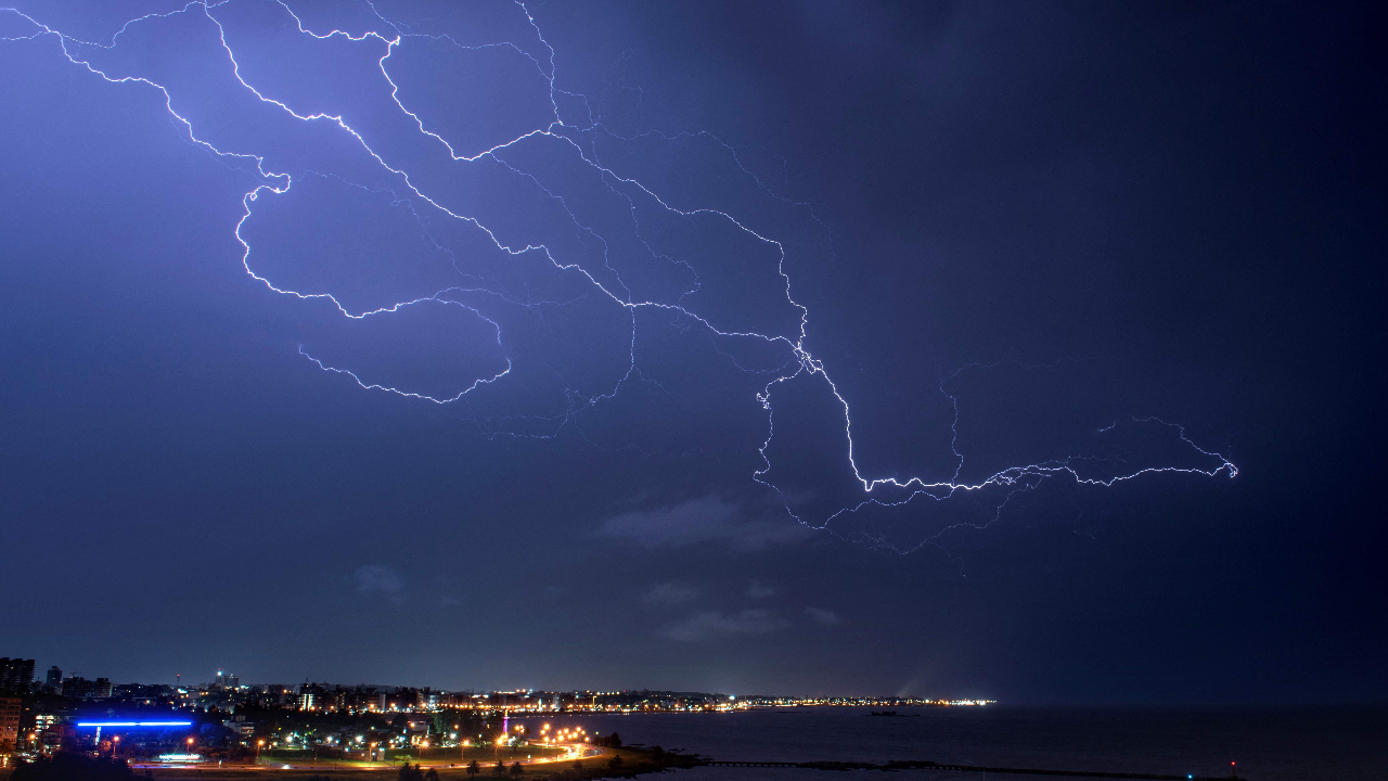 อินเดียอ่วม ฝนตกฟ้าคะนองรุนแรงผิดปกติ ฟ้าผ่าชาวบ้านดับอย่างน้อย 24 ศพ